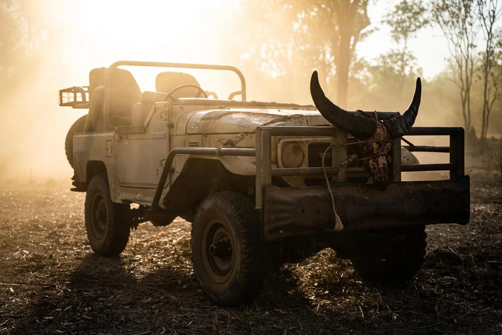 australia-outback-camp-4x4-truck-bull-horns-sunset