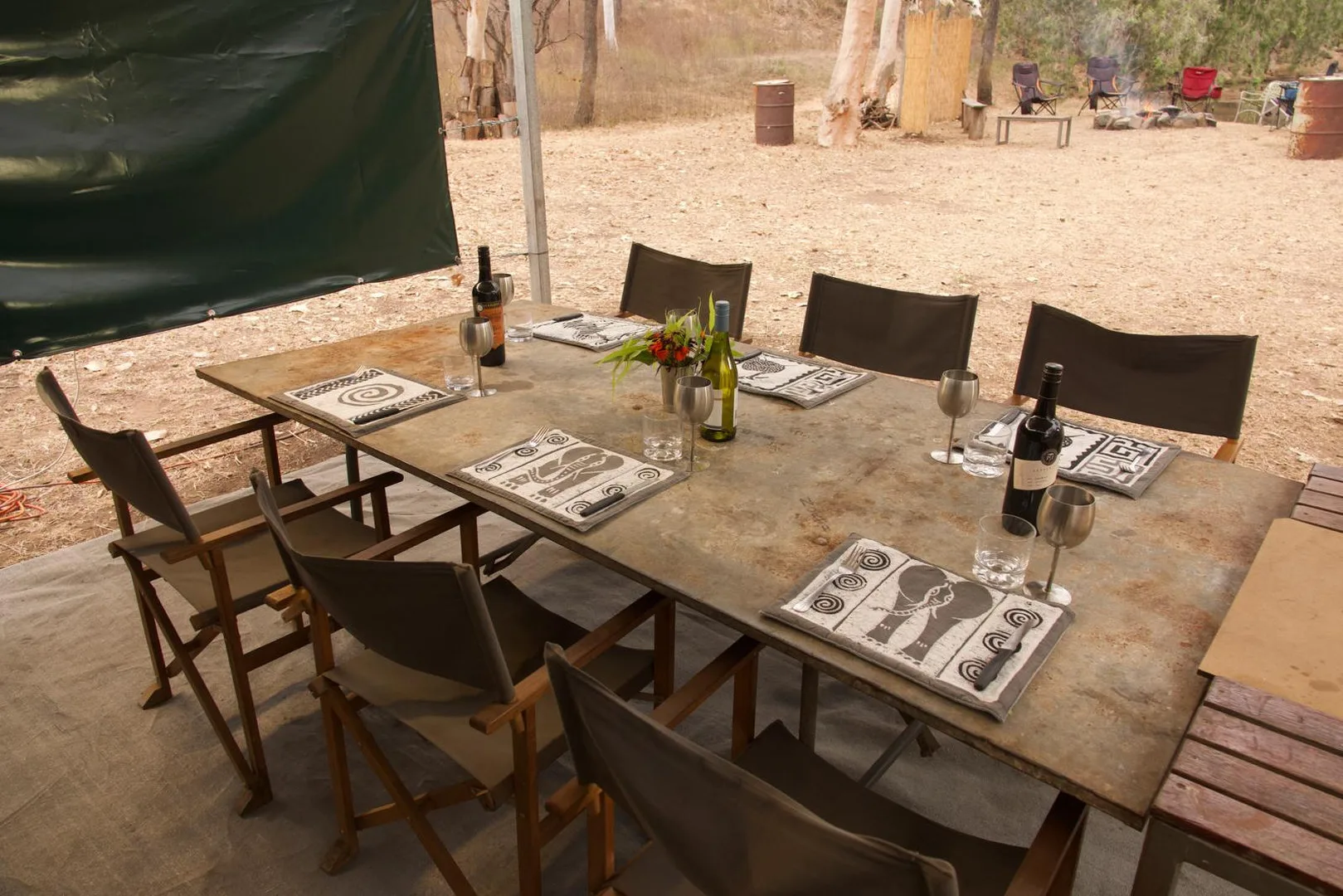 australia-outback-camp-dining-table-day