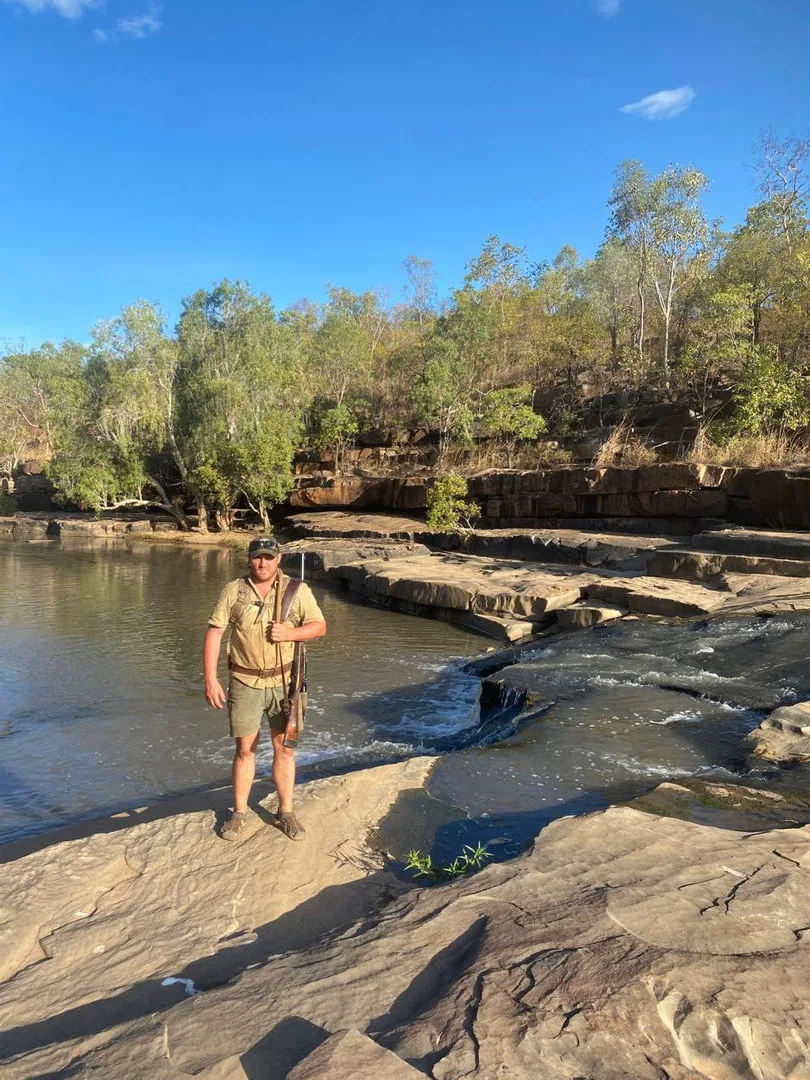 australia-outback-camp-river-hunter-rocks
