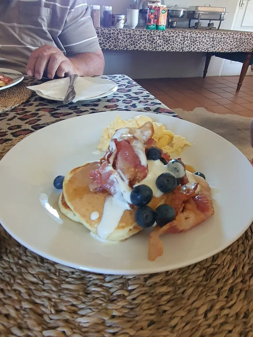 outh-africa-safari-lodge-breakfast-pancakes-bacon