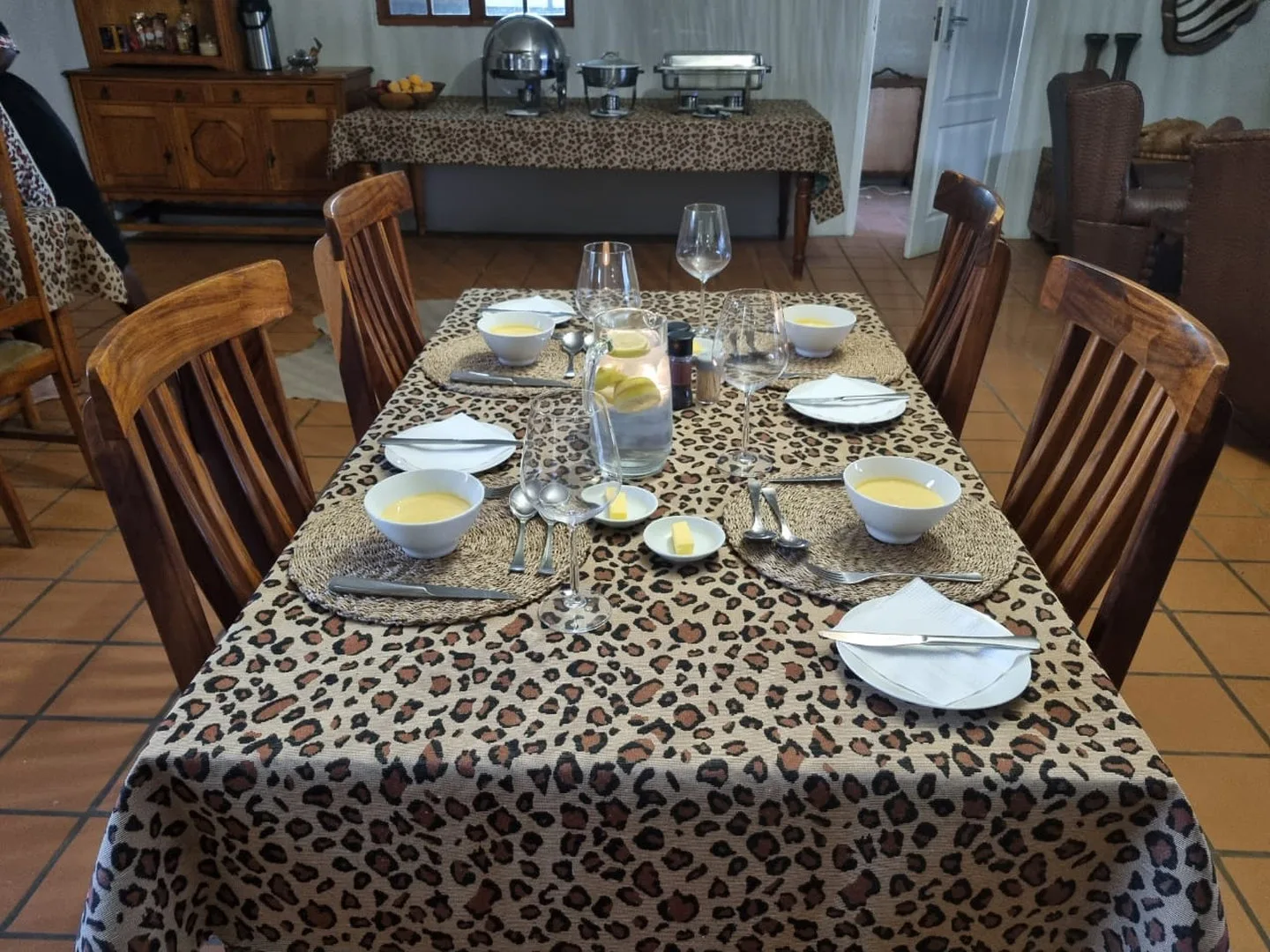 south-africa-safari-lodge-dining-table-indoor