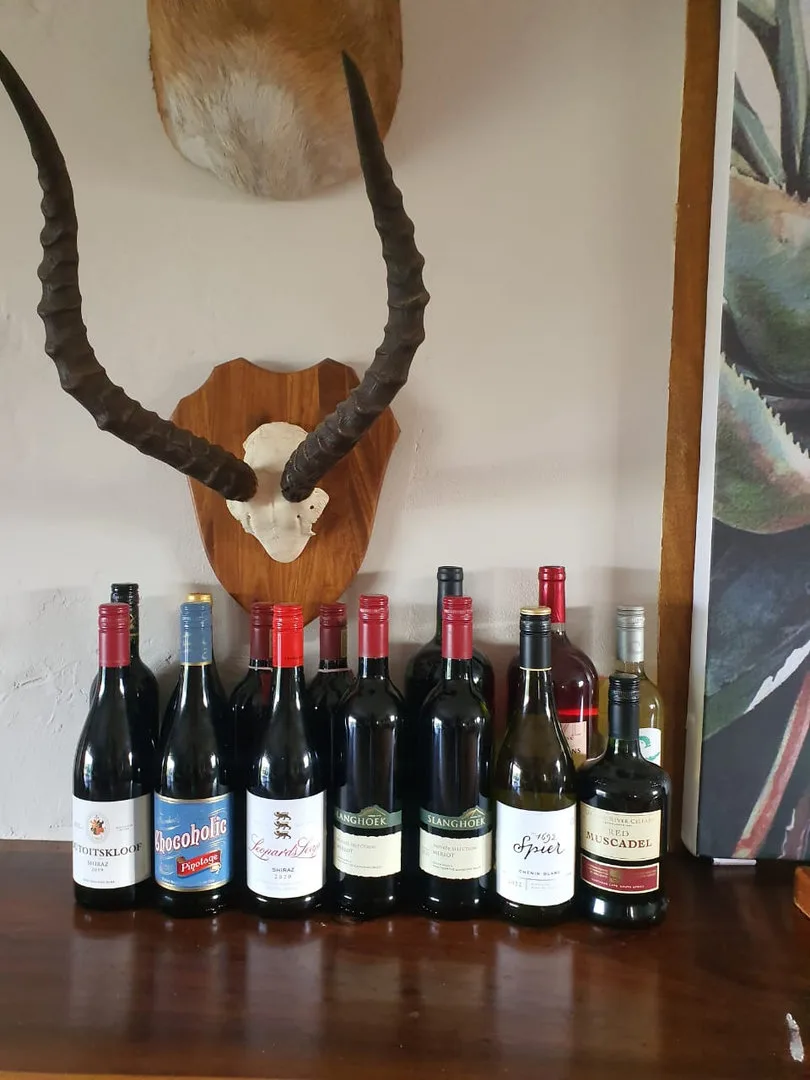 south-africa-safari-lodge-wine-bottles-trophy-horns